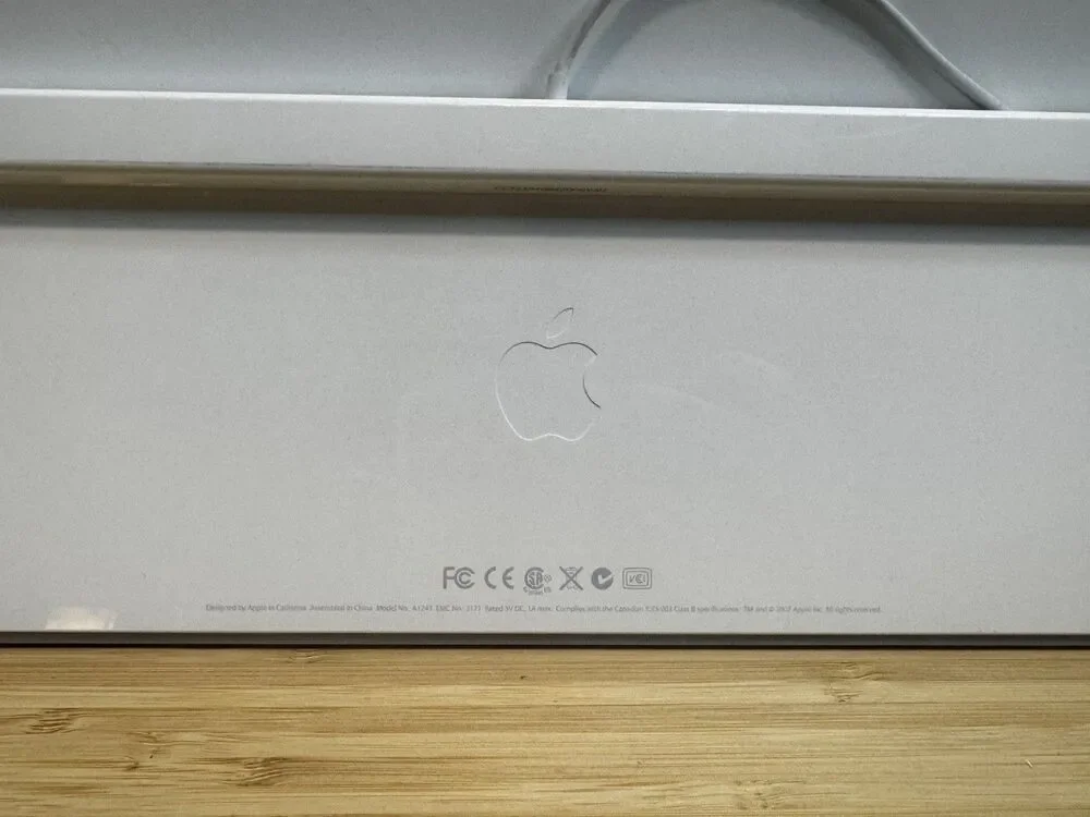 Genuine Apple A1243 Wired Mac USB Keyboard w/ Numeric Keypad White TESTED